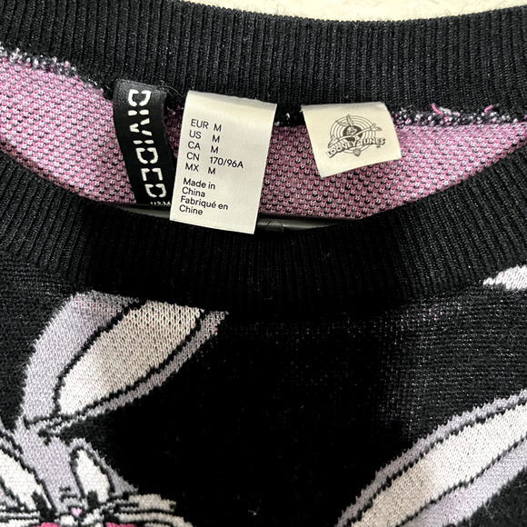 Warner Bros Bugs Bunny Sweater Divided H&M Size M all over print cropped **Flaw - Picture 2 of 7